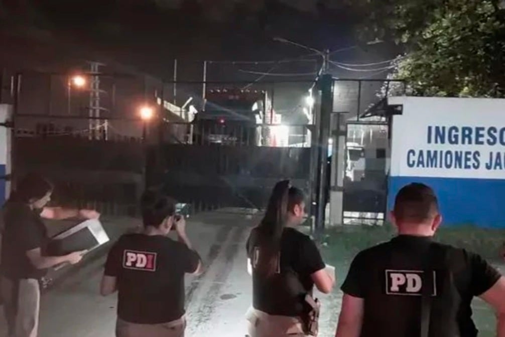 Personal de la Policía de Investigaciones frente a la entrada al frigorífico de Coto.