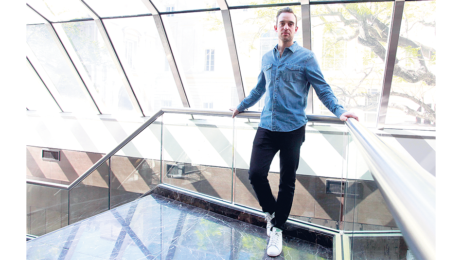 Joël Dicker fue baterista, también hizo teatro, pero finalmente se decidió por la literatura.