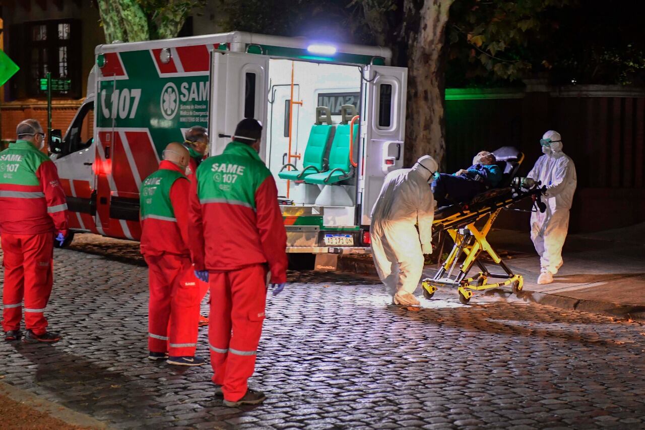 La evacuación del geriátrico Apart Incas donde se contagiaron al menos 19 personas.