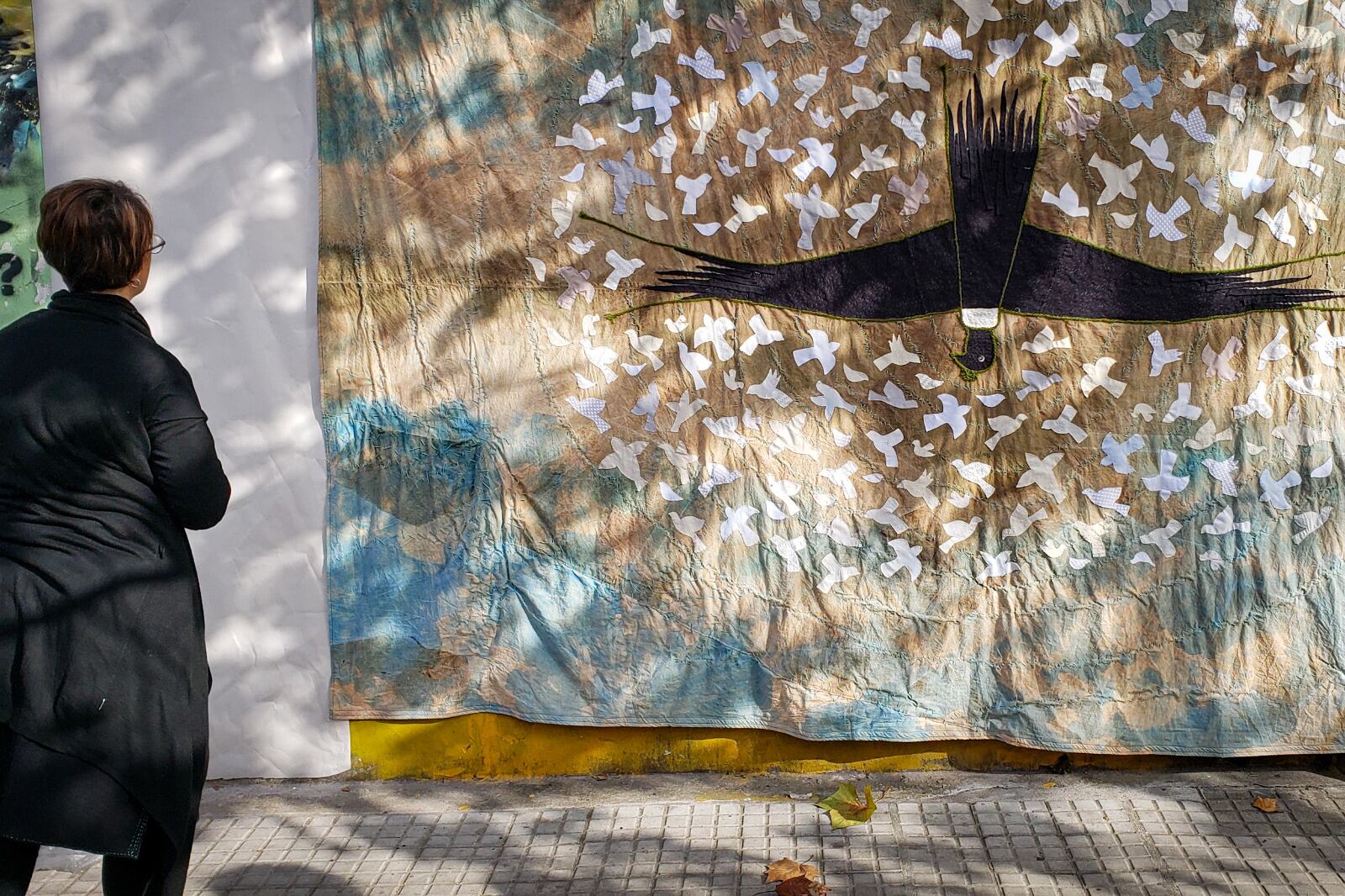 "Vuelos de libertad", obra de Mercedes Perlas: muestra a 200 aves, una por cada presa de la cárcel Cabildo. 