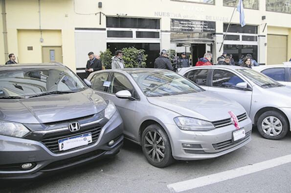 Los autos secuestrados ayer por la policía en la causa.