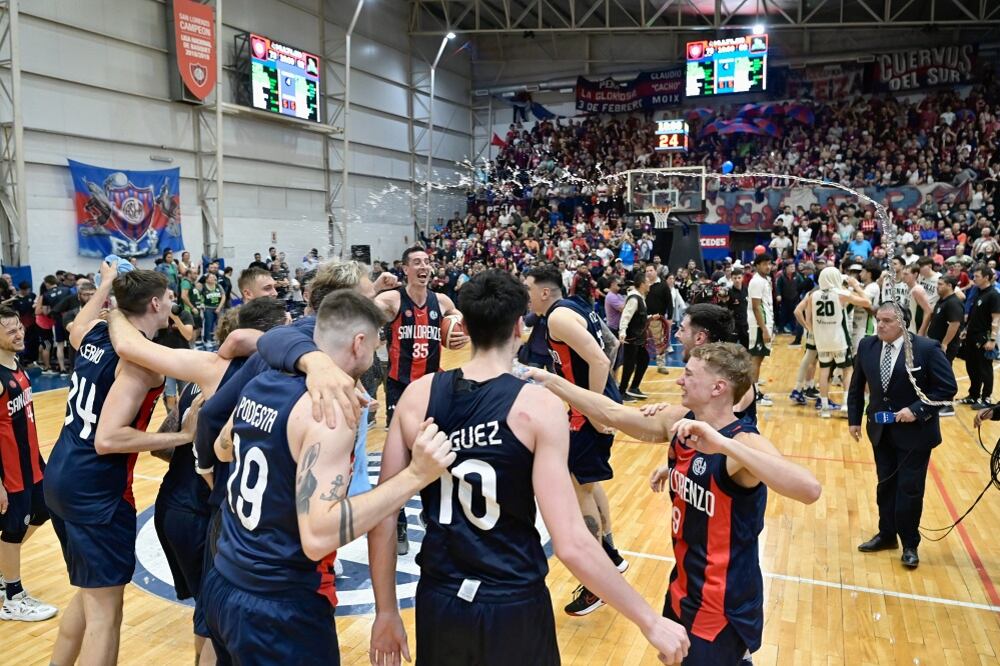 El festejo de los jugadores de San Lorenzo, que evitaron el descenso