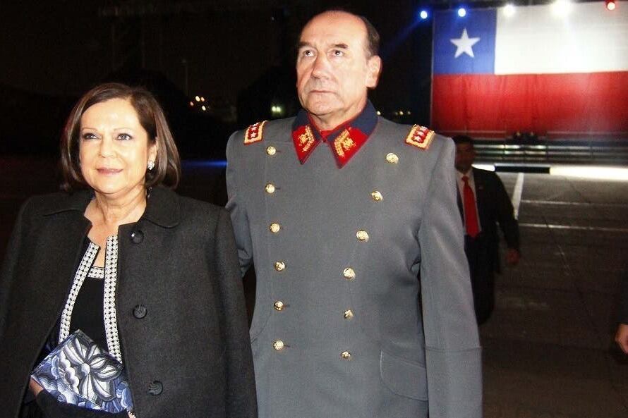Anita Pinochet junto a su esposo y exjefe del Ejército de Chile Juan Miguel Fuente-Alba.