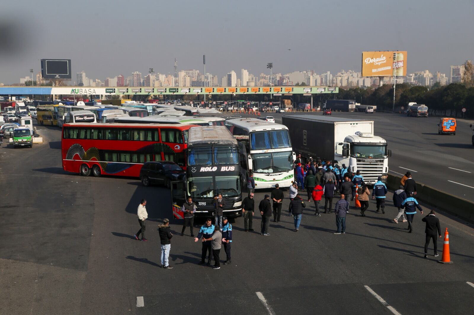 Dueños de micros protestan en la autopista Buenos Aires La Plata