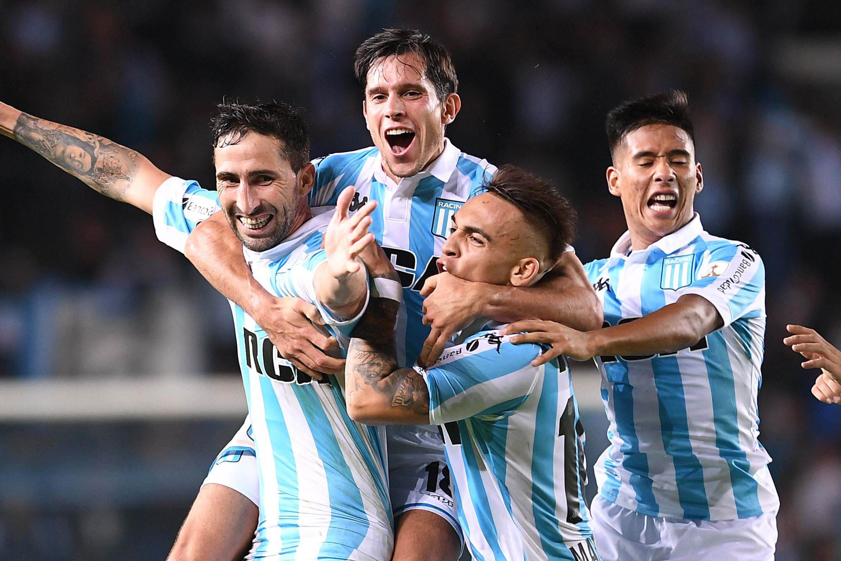 Donatti, Solari, Martínez y Zaracho amontonados en el festejo de la Academia.