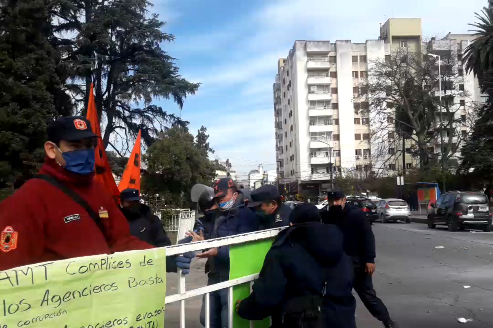 La policía detiene a uno de los remiseros