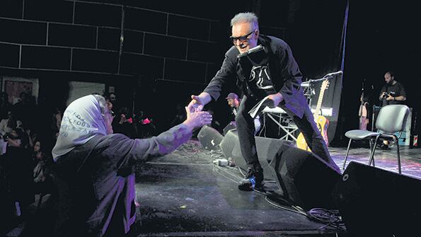 Hebe de Bonafini y León Gieco, con las manos bien cerca. “Creo que hicimos un mundo nuevo aquí adentro”, dijo Hebe.