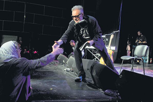 Hebe de Bonafini y León Gieco, con las manos bien cerca. “Creo que hicimos un mundo nuevo aquí adentro”, dijo Hebe.
