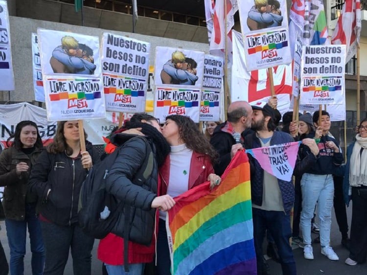 La respuesta contra la homofobia en Brasil: hay que besarse más. 