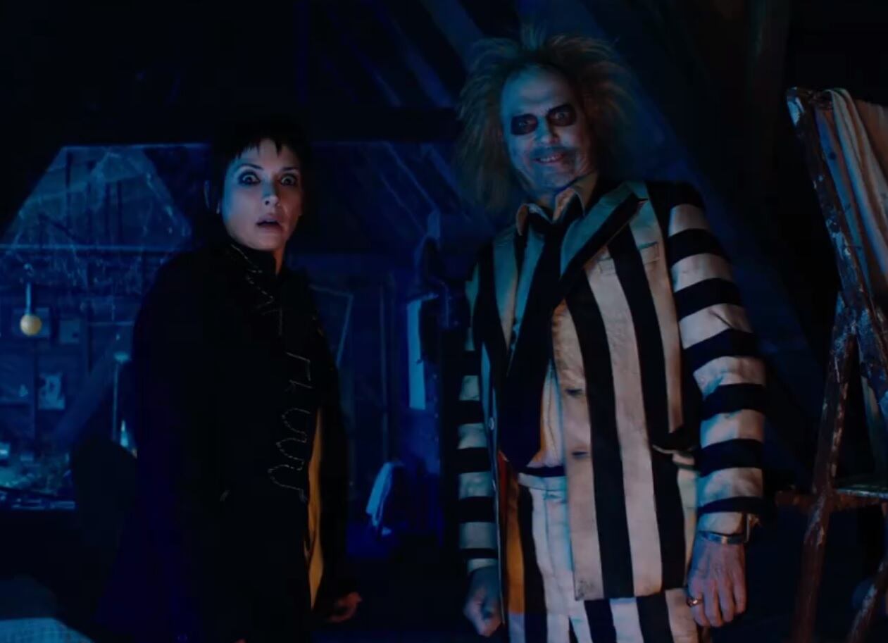 Lydia Deetz (Winona Ryder) y Beetlejuice (Michael Keaton). Imagen: Captura Warner Bros. Pictures.