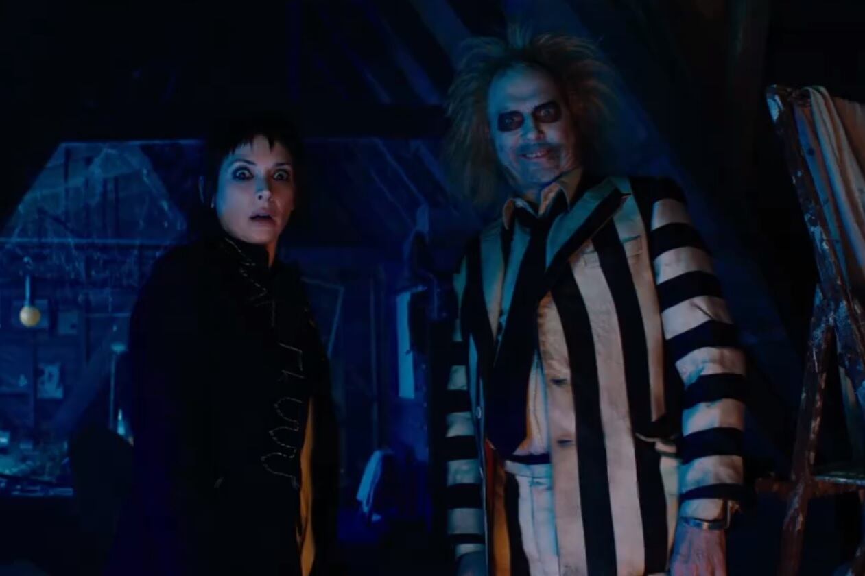 Lydia Deetz (Winona Ryder) y Beetlejuice (Michael Keaton). Imagen: Captura Warner Bros. Pictures.