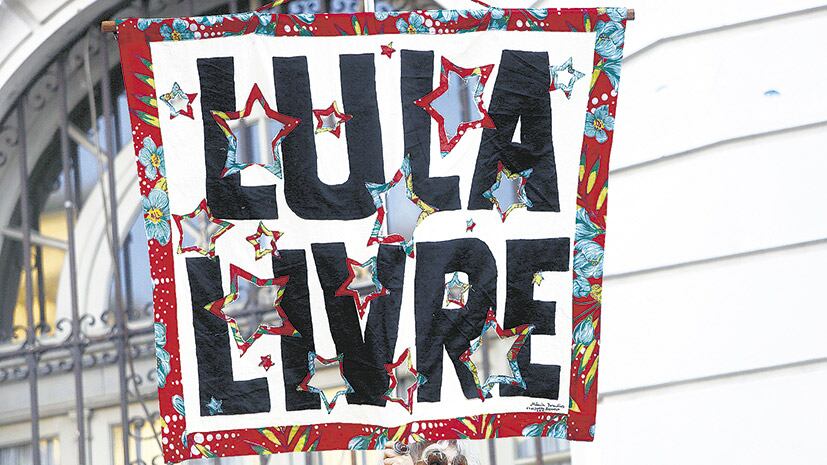 Una simpatizante del ex presidente con un cartel exigiendo su libertad el mes pasado durante una manifestación en Río de Janeiro.