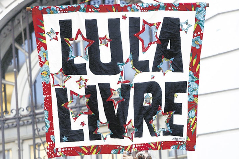 Una simpatizante del ex presidente con un cartel exigiendo su libertad el mes pasado durante una manifestación en Río de Janeiro.