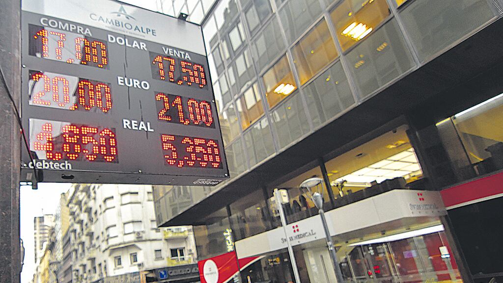 El dólar llegó a 17,50 pesos y en la city especulan con un valor de 19 pesos para fin de año.