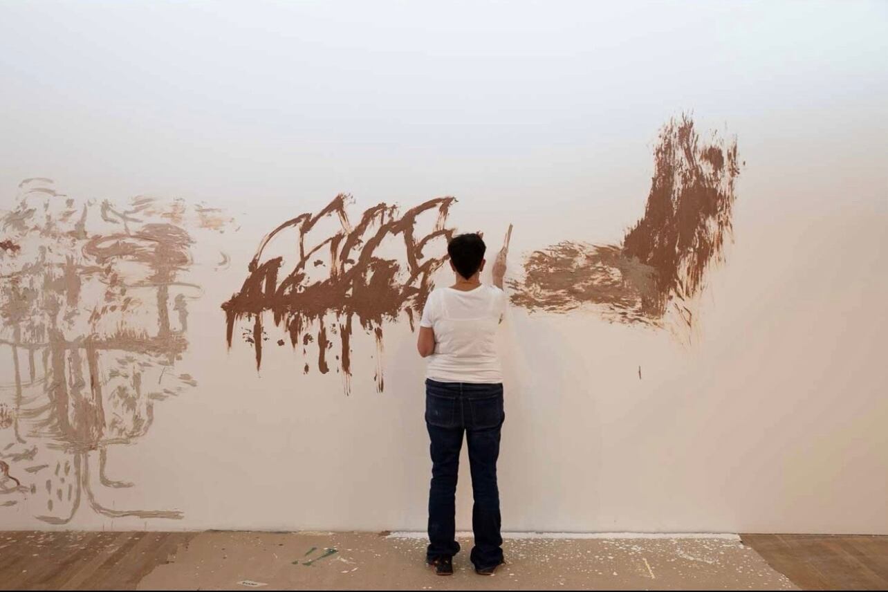 Ana Gallardo preparando su exposición “Escuela de envejecer”, en el Parque de la Memoria, en 2022.