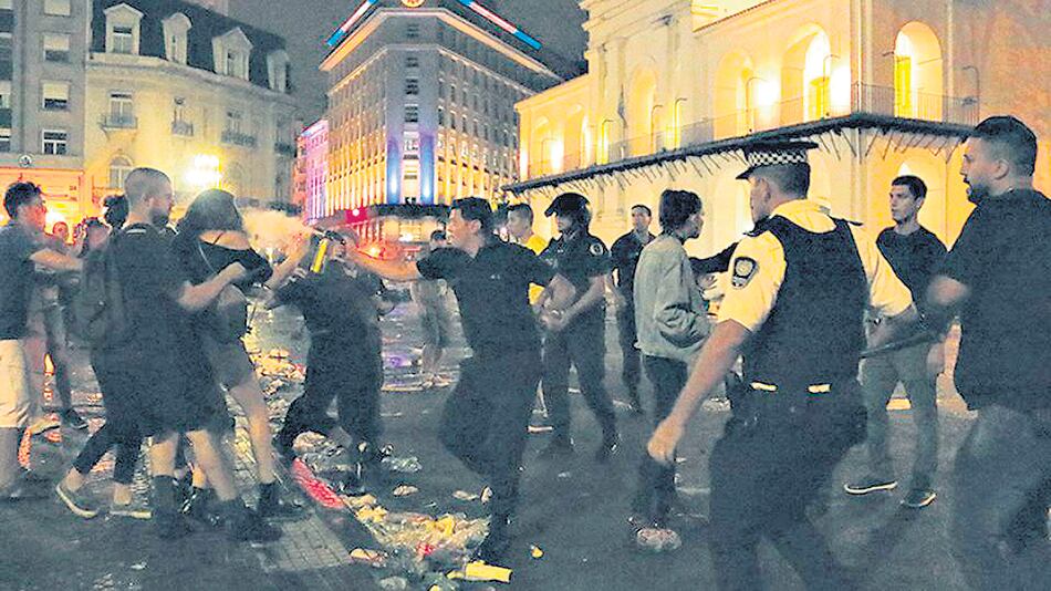 Después de la desconcentración, la Policía de la Ciudad había salido a cazar gente en forma violenta y con acciones discriminatorias.