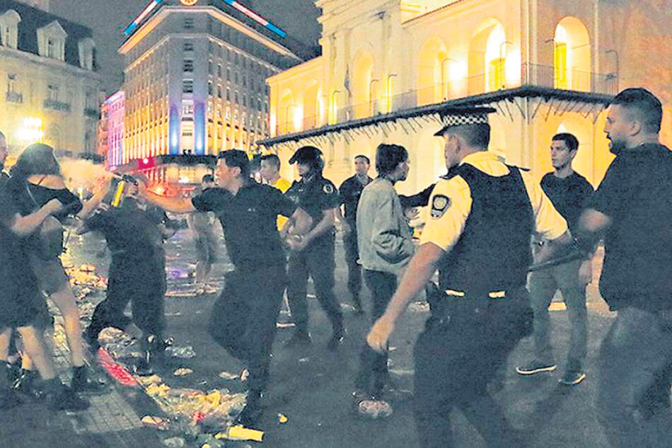 Después de la desconcentración, la Policía de la Ciudad había salido a cazar gente en forma violenta y con acciones discriminatorias.