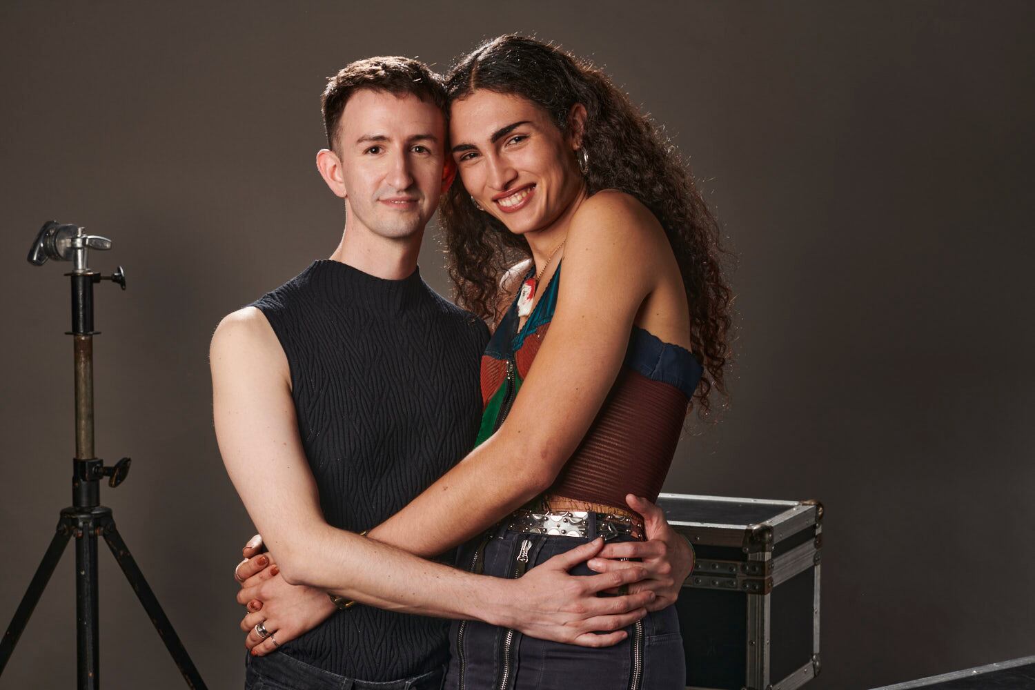 Martín Vatenberg, el director de la serie, junto a Mina Serrano, la actriz que encarna a Cris Miró