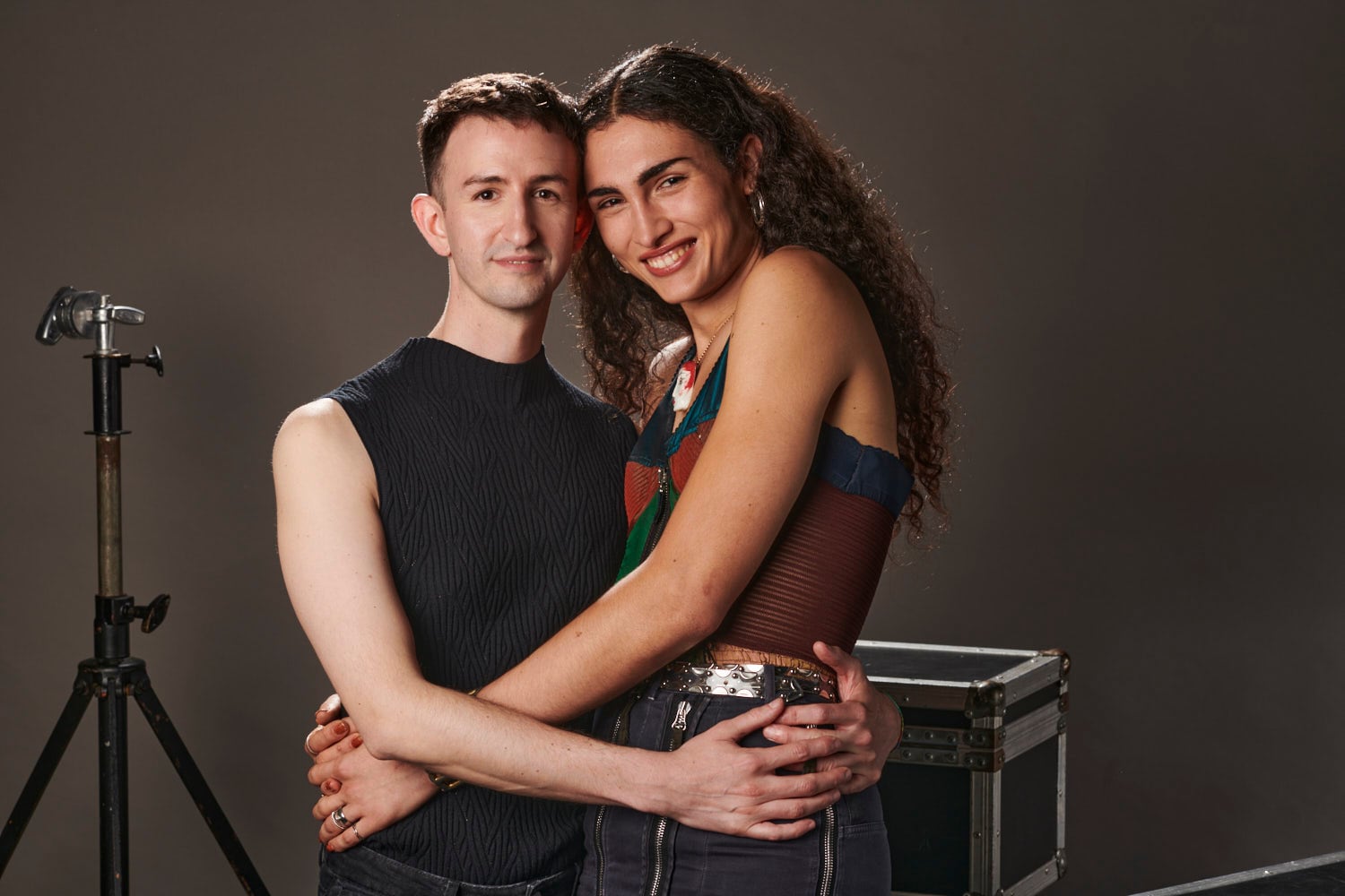 Martín Vatenberg, el director de la serie, junto a Mina Serrano, la actriz que encarna a Cris Miró