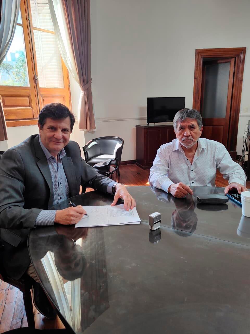 Funcionario provincial y Santillán de Festram.