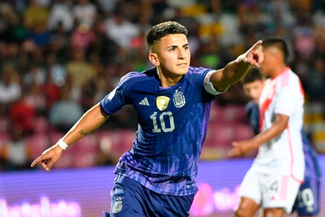 Thiago Almada festeja su gol ante Perú.