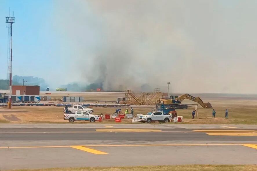 El humo, visto desde la pista de Ezeiza.
