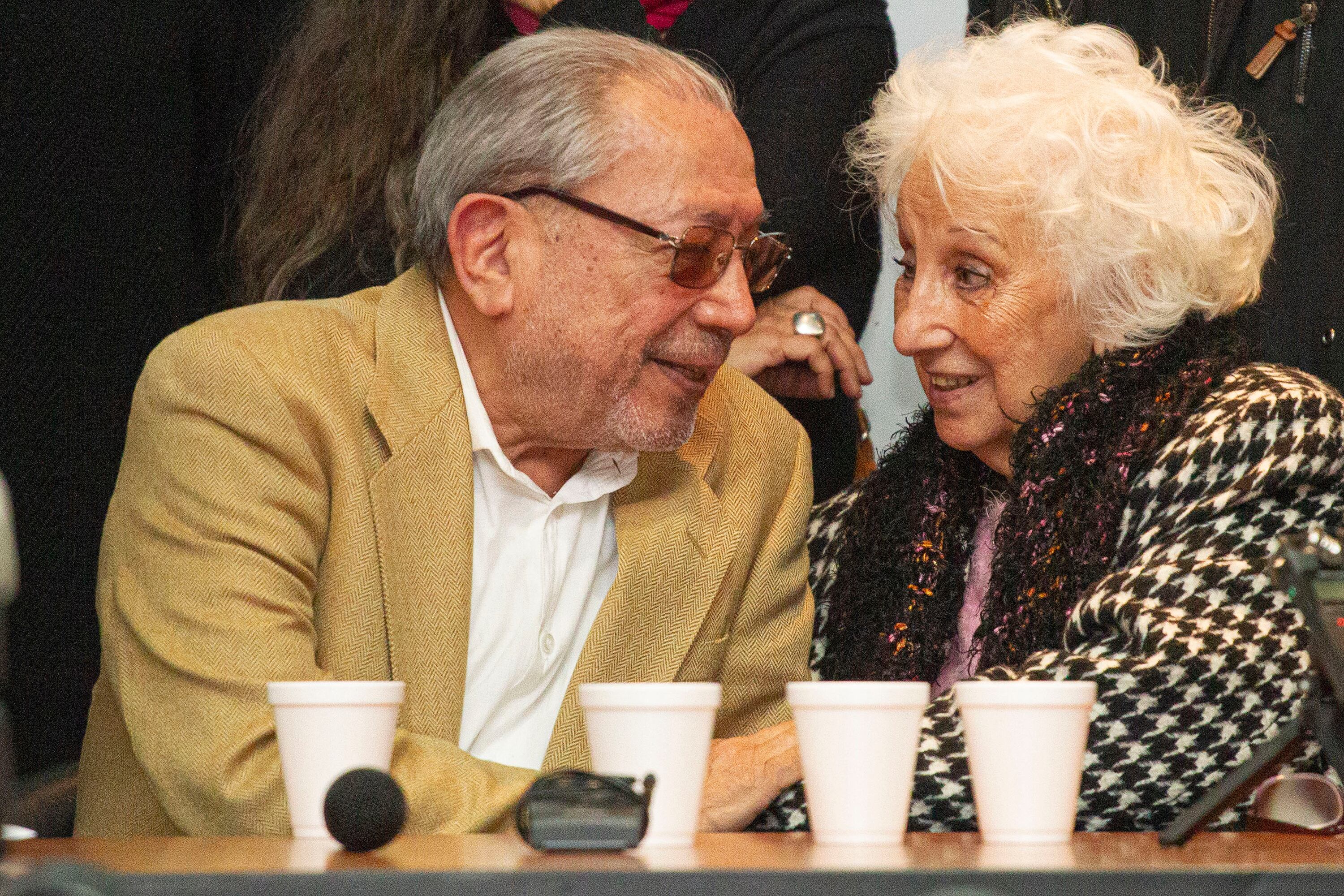 Julio Santucho junto a Estela de Carlotto, cuando se anunció la identificación del nieto 133.