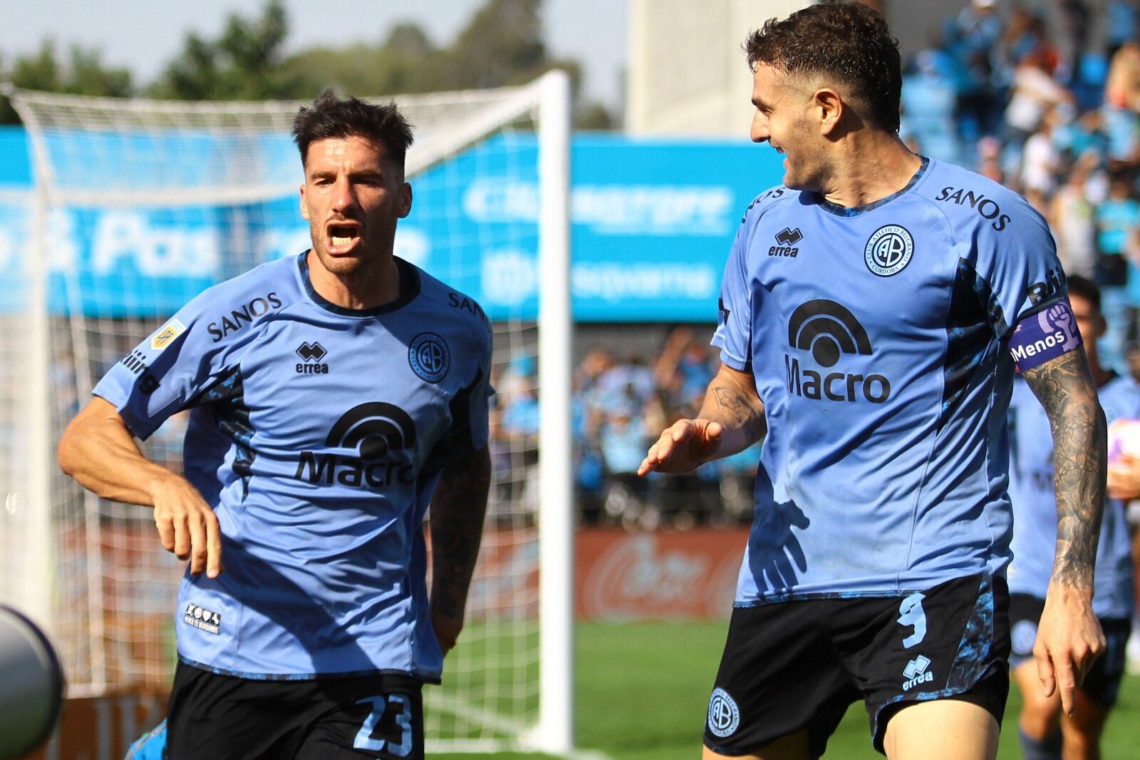 Pereira y Vegetti celebran el segundo gol de Belgrano