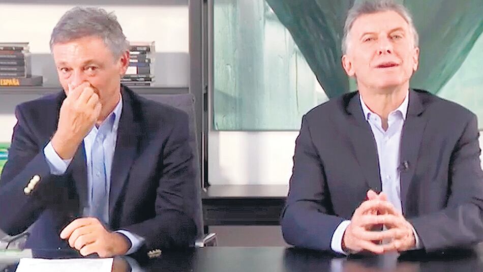 El ministro Francisco Cabrera y el presidente Mauricio Macri aconsejaron a la gente cambiar las lamparitas.