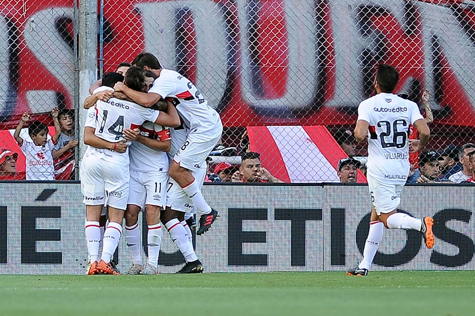 La Fiera ya venció al arquero rojo y festeja el gol del triunfo.