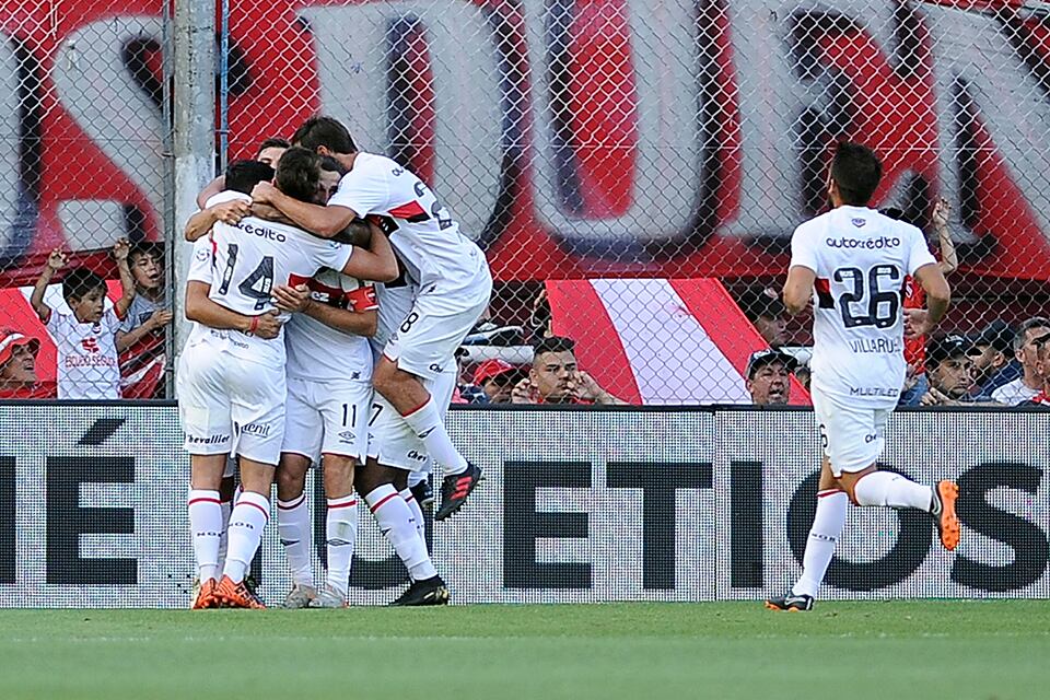 La Fiera ya venció al arquero rojo y festeja el gol del triunfo.