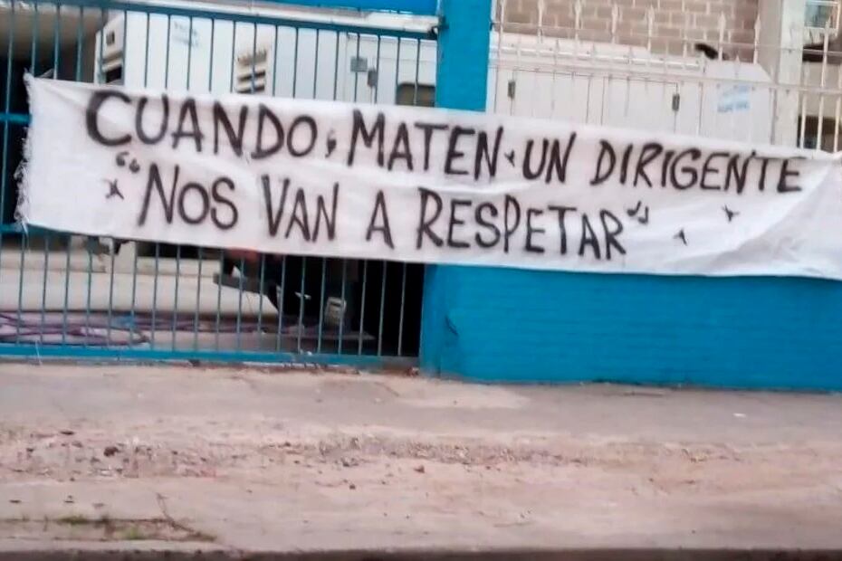 La bandera colgada en el Monumental José Fierro.