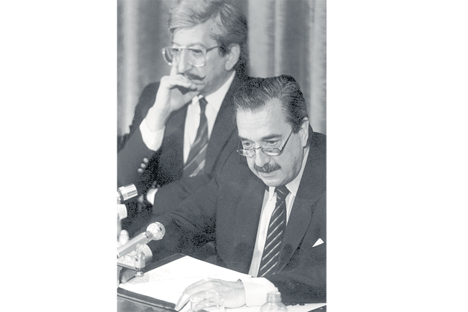Caputo y Alfonsín durante el primer gobierno del regreso de la democracia.