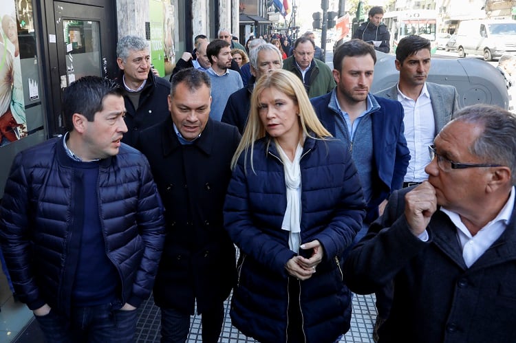 Magario y el resto de los intendentes, al momento de entregar la carta en la Casa de la provincia de Buenos Aires.