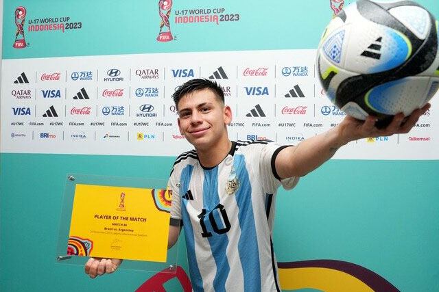 Echeverri hizo historia al marcarle un triplete a Brasil en cuartos de final