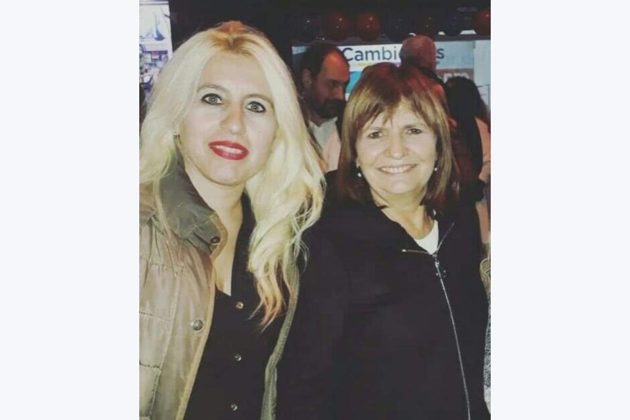 La sargento Virginia Sosa, exonerada de la policía en 2013, junto a Patricia Bullrich. La Rusa fue candidata del Movimiento Ciudadano, agrupación que respondía a Alberto Asseff, y tiene contacto con el neonazi Carlos Pampillón.