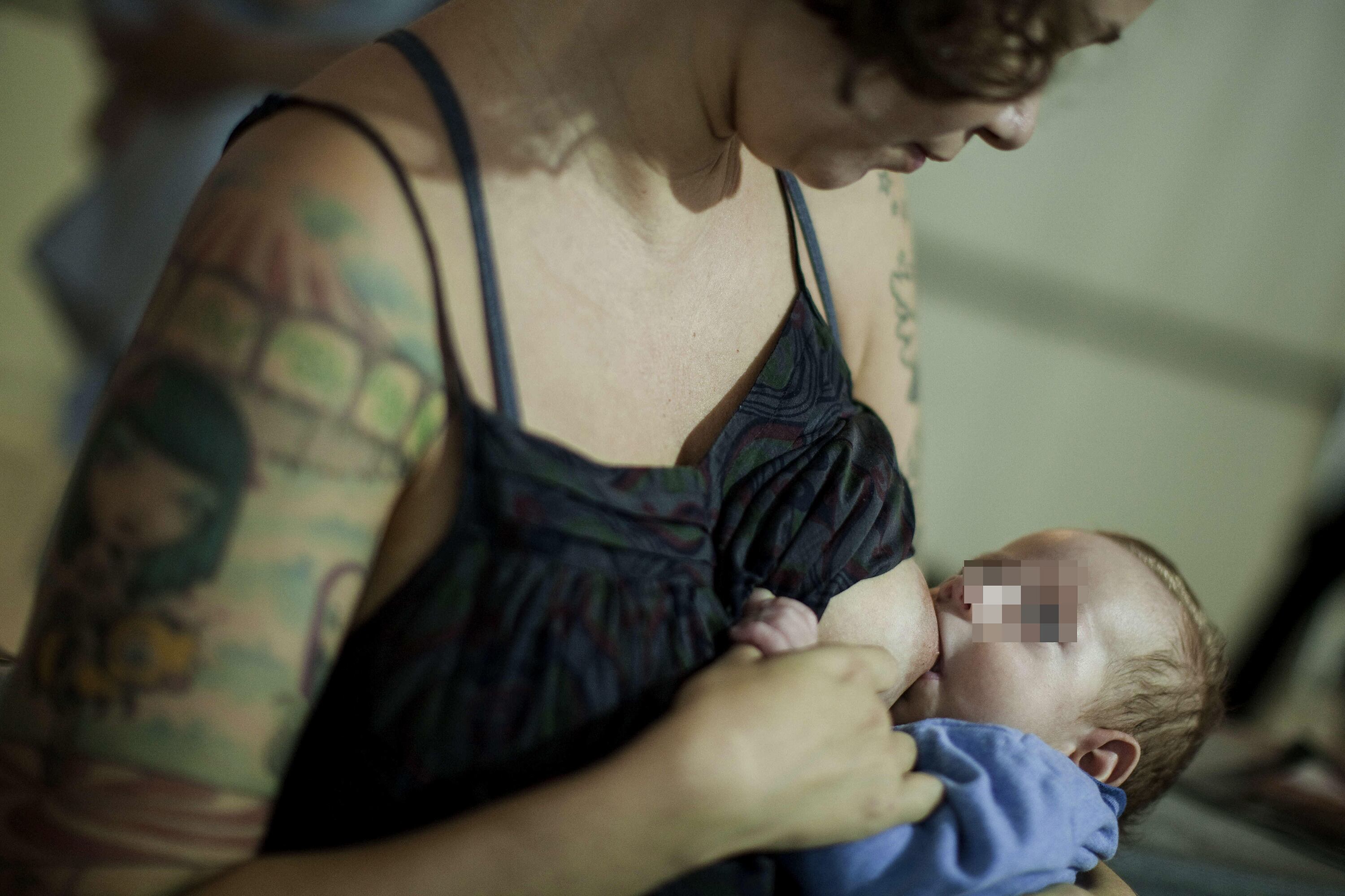 Advierten sobre la presencia de un hombre en Río Negro que abusa de mujeres lactantes.