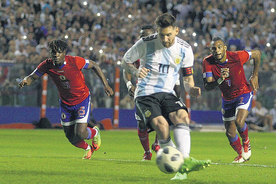 Messi le pega a la pelota desde los doce pasos para convertir el primero de sus tres goles.