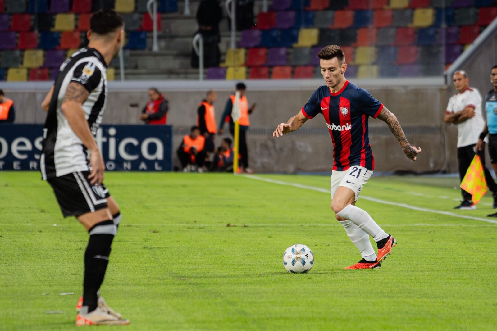 Malcom Braida lleva la pelota ante Atencio