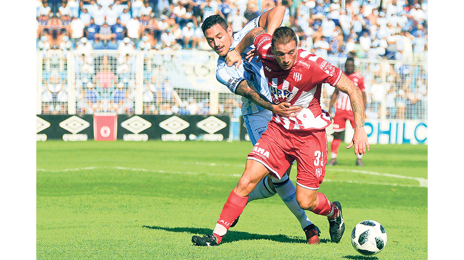 Una tarde sin goles en la cancha del Decano tucumano.