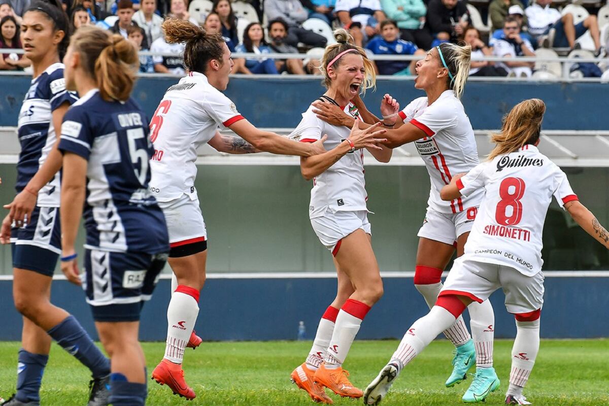 A los 25 del primer tiempo, Milagros Cortés cerró el clásico platense metiendo el 2-0 en el estadio Juan Carmelo Zerillo