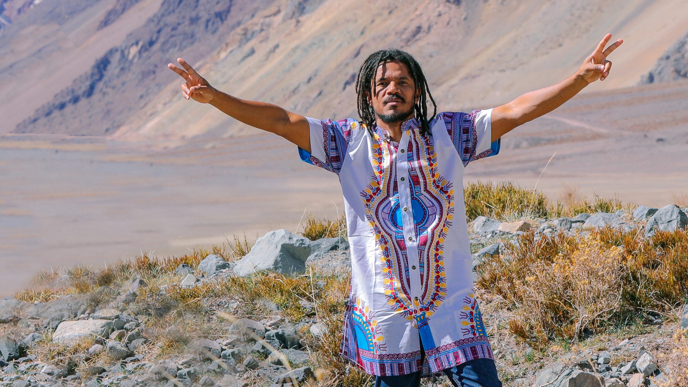 "Nuestra misión es llevar energía positiva y esperanza", dice Alexandre Carlo de Natiruts.