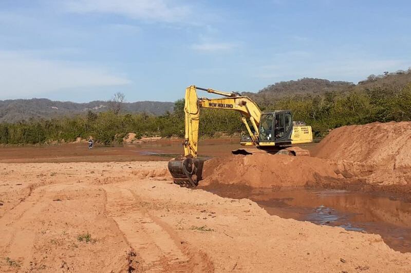 Obras en el río Caraparí, que abastece al dique Itiyuro.