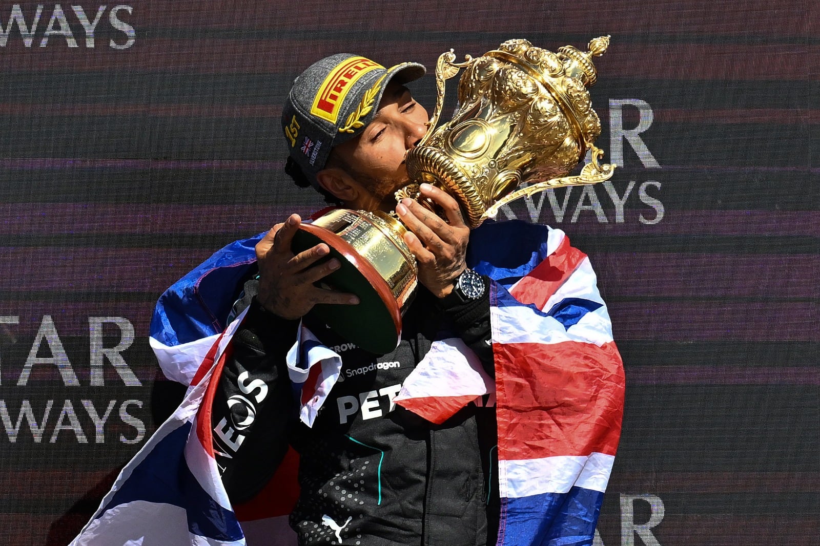 Hamilton festeja su vuelta al triunfo tras 945 días.