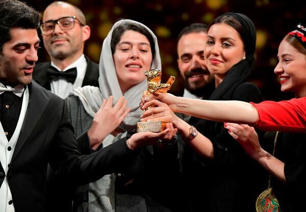 El equipo de la película iraní festeja el Oso de Oro en el Berlinale Palast. 