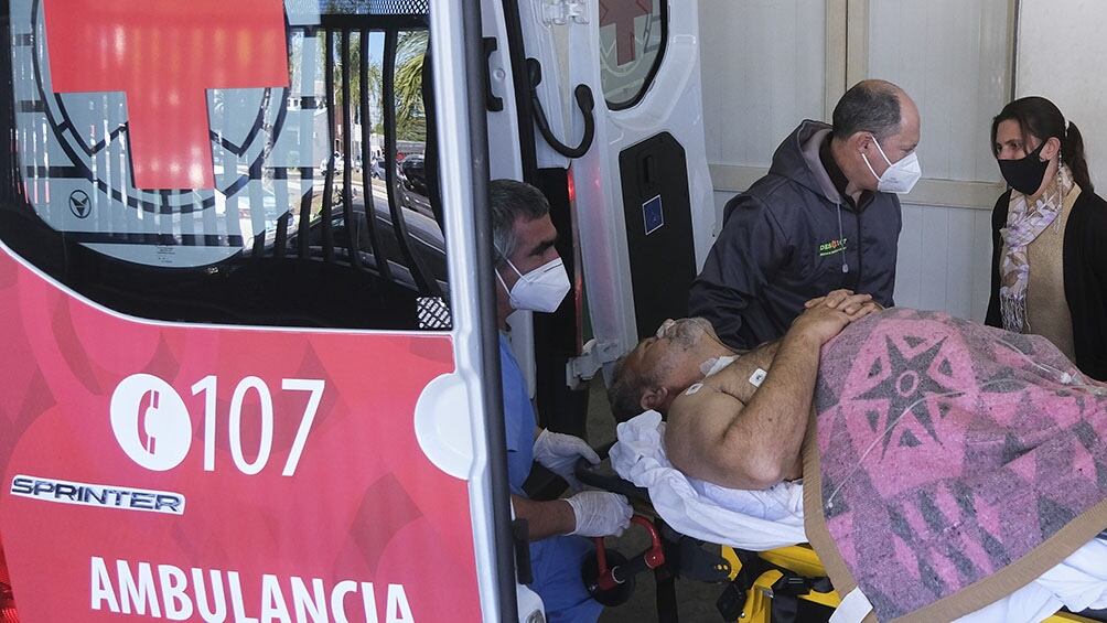 Miguel Arias, al ser ingresado al hospital tras el ataque. 
