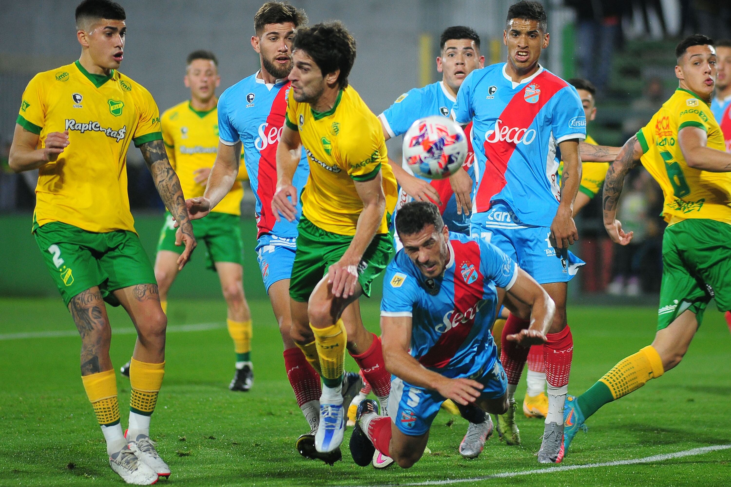 Dardo Miloc deja la vida para impedir que Lucas Albertengo llegue a cabecear