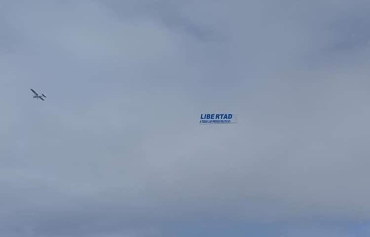 El avión que sobrevoló la costa marplatense con su mensaje de libertad.