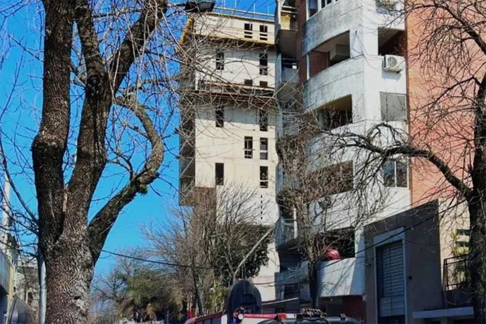 El edificio donde perdieron la vida los trabajadores.