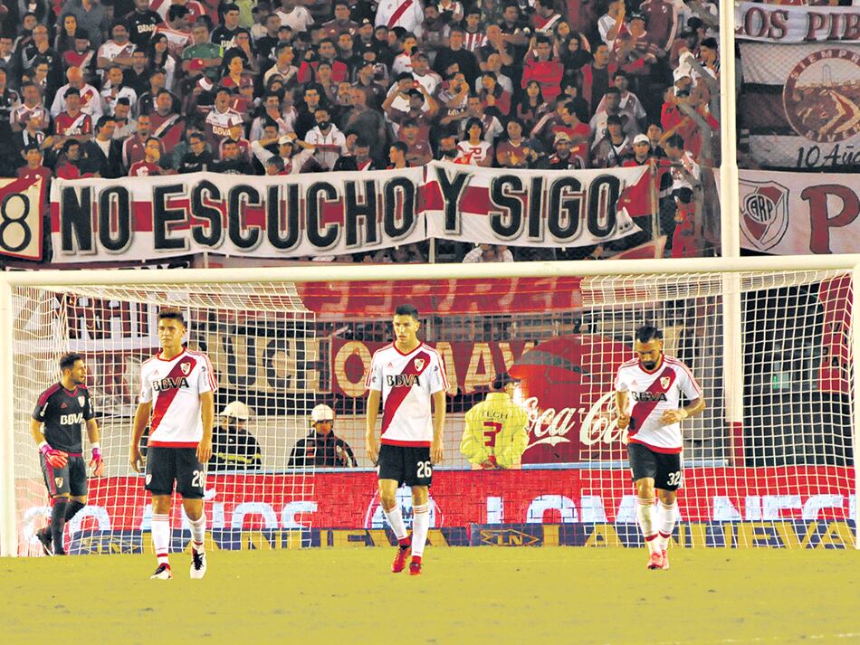 Los jugadores de River no logran entender qué sucedió con el gol de Sarmiento.